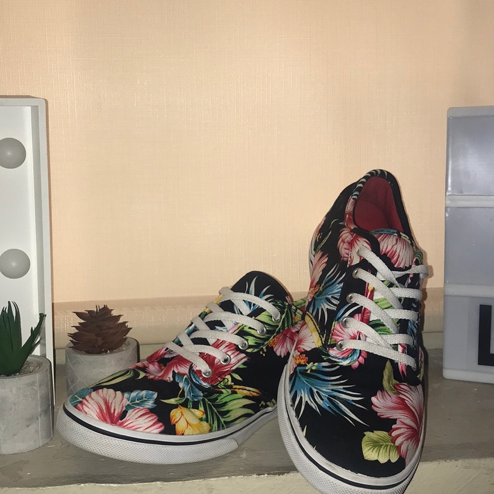 Vans with Hawaiian print 🌺